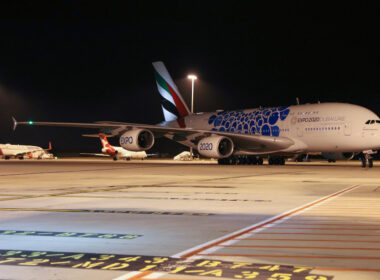 ek_resumes_a380_dxb_mel_daily_service.jpg