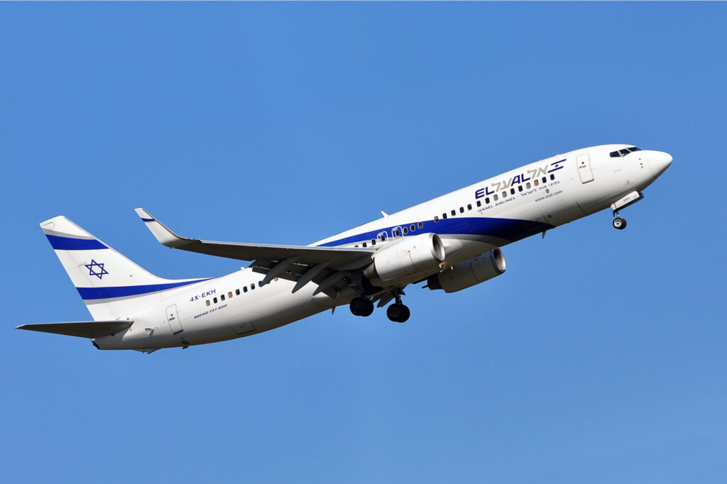 el_al_boeing_737_above_frankfurt_airport.jpg