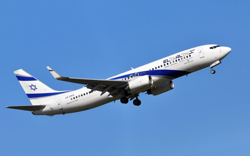 el_al_boeing_737_above_frankfurt_airport.jpg