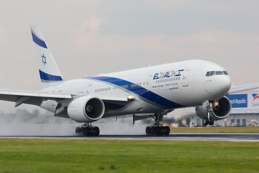 el_al_lands_prg_in_prague-3.jpg