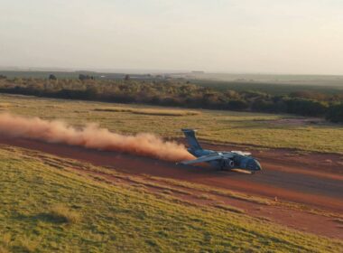 embraer_c-390_millennium_completes_gravel_runway_tests.jpg