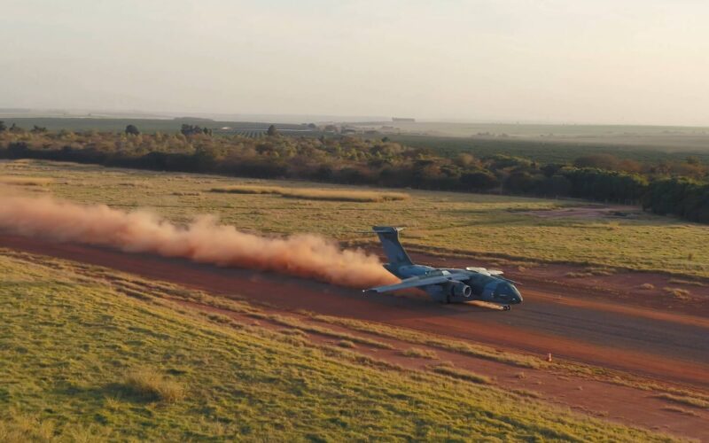 embraer_c-390_millennium_completes_gravel_runway_tests.jpg