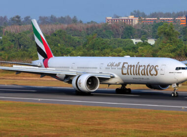 emirates_boeing_777-300er_landing_in_phuket_thailand.jpg