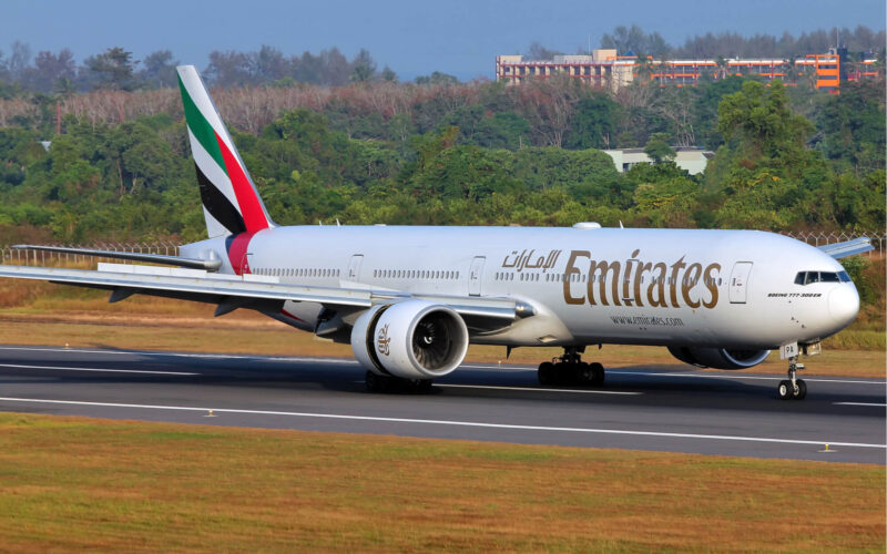 emirates_boeing_777-300er_landing_in_phuket_thailand.jpg