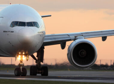 emirates_boeing_777_lining_up_the_runway_at_ruzyne_airport.jpg