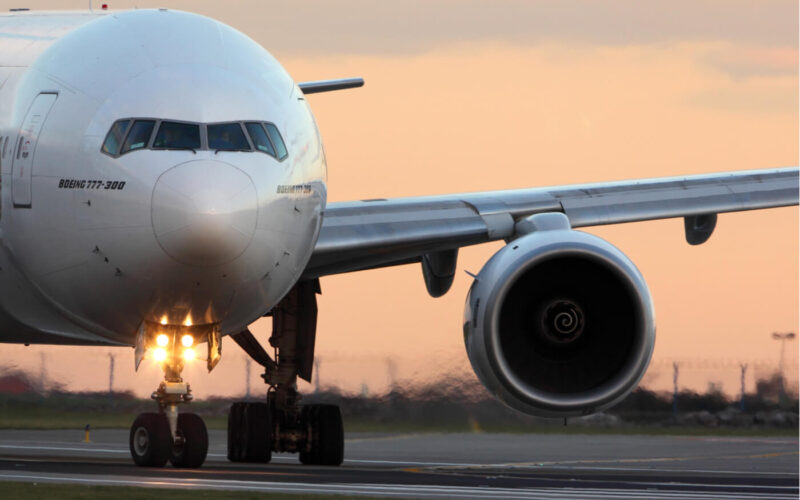 emirates_boeing_777_lining_up_the_runway_at_ruzyne_airport.jpg