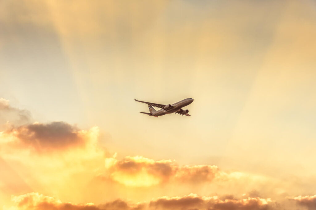 etihad_airways_flying_over_abu_dhabi.jpg