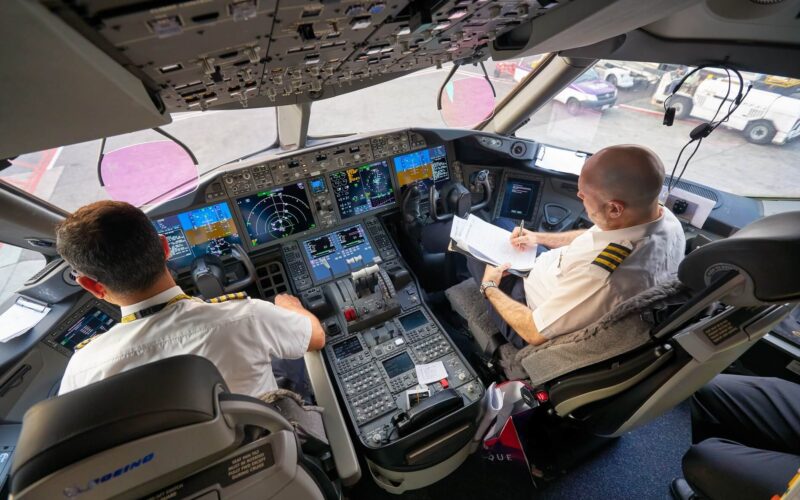 etihad_airways_pilot_cockpit.jpg