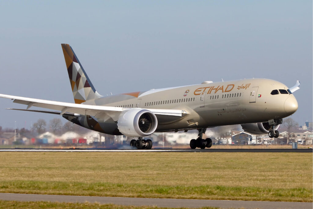 etihad_b787_landing_at_amsterdam_schiphol.jpg