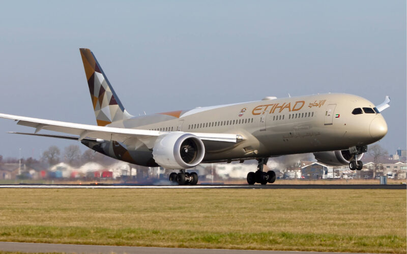 etihad_b787_landing_at_amsterdam_schiphol.jpg