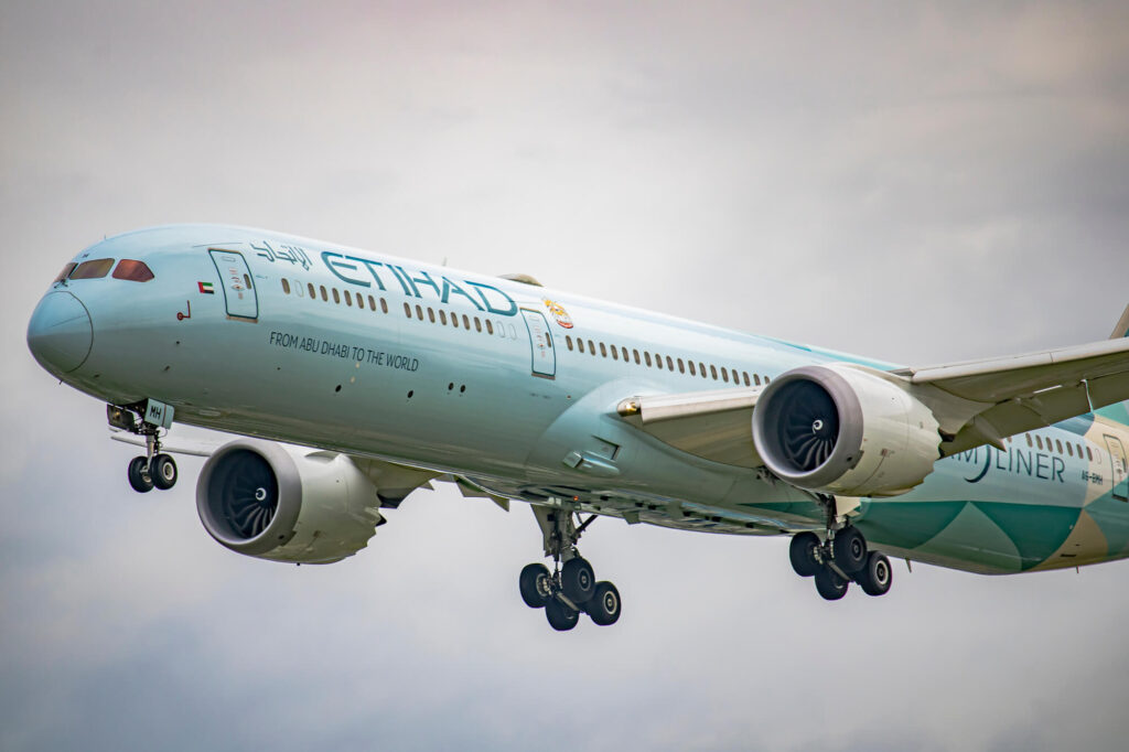 etihad_boeing_787-10_dreamliner_on_approach_to_lhr.jpg