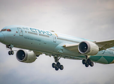 etihad_boeing_787-10_dreamliner_on_approach_to_lhr.jpg