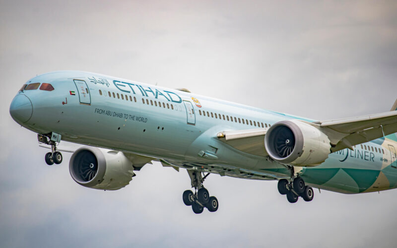 etihad_boeing_787-10_dreamliner_on_approach_to_lhr.jpg