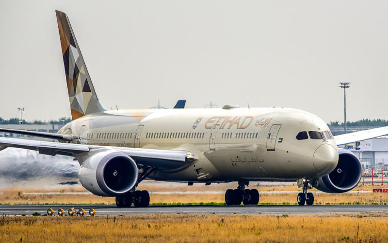 etihad_boeing_787_dreamliner_landing_in_frankfurt_airport_fra.jpg