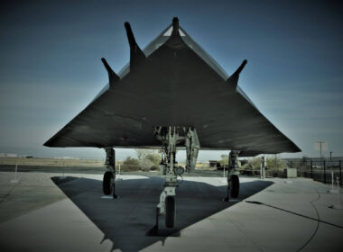 f-117_nighthawk_on_a_stand-1.jpg