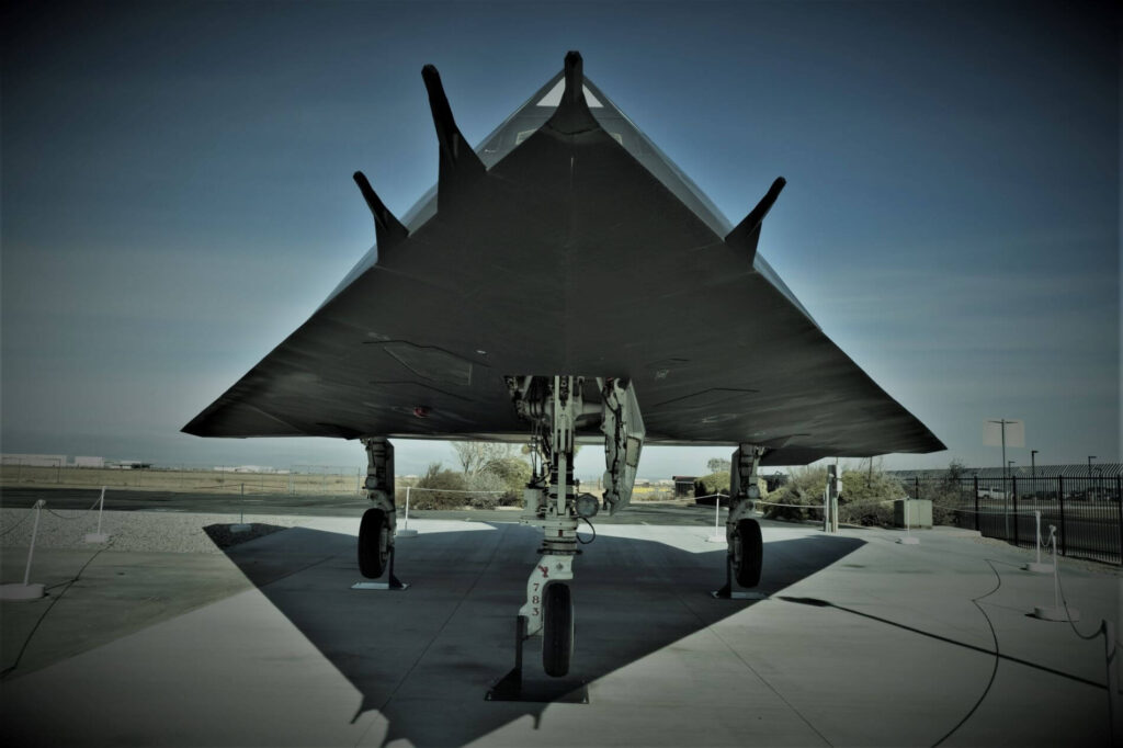 f-117_nighthawk_on_a_stand.jpg