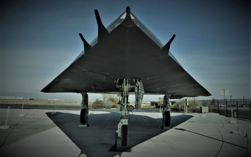 f-117_nighthawk_on_a_stand.jpg