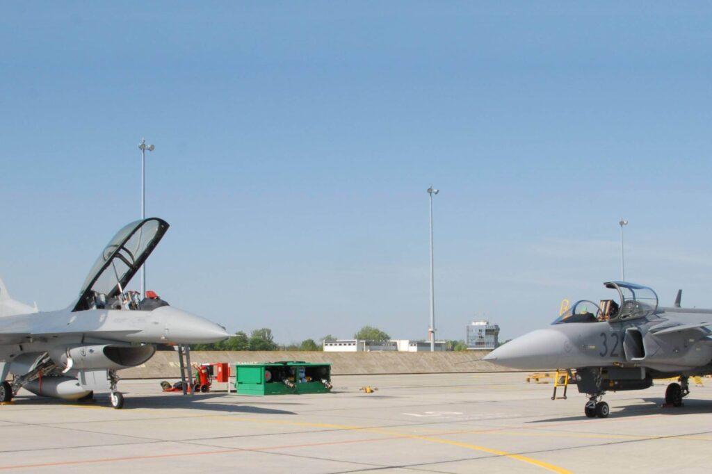 f-16_and_jas-39_gripen.jpg