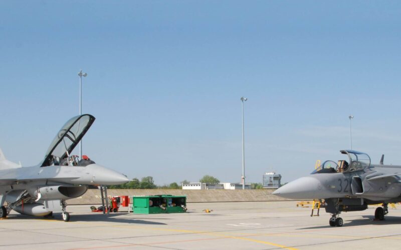 f-16_and_jas-39_gripen.jpg