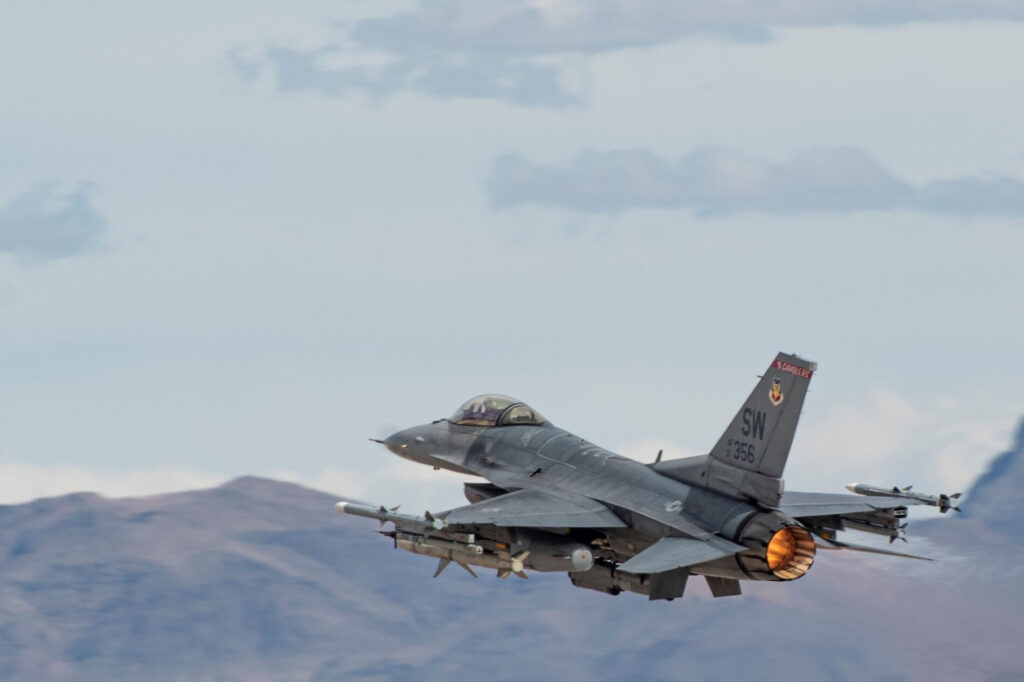 f-16_fighting_falcon_taking_off.jpg