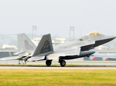 f-22_raptor_landing.jpg