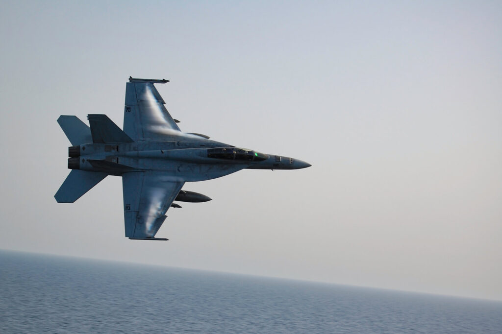 fa-18_super_hornet_low_pass.jpg