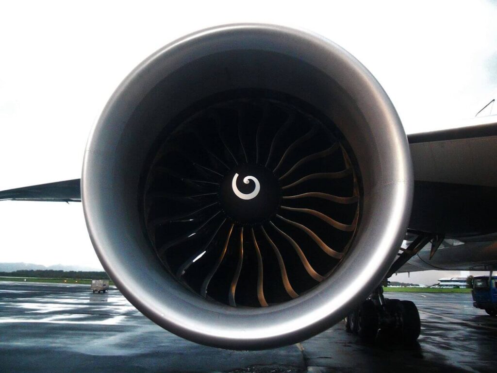 face_to_face_with_the_ge90_14320331929_1-1.jpg