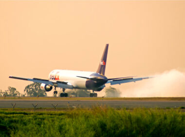 fedex_767_slid_as_it_taxis_at_manchester_boston.jpg