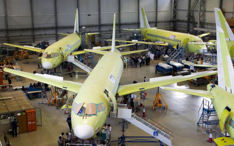 final_assembly_line_of_sukhoi_superjet.jpg