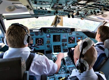 flight_crew_in_a_flightdeck.jpg