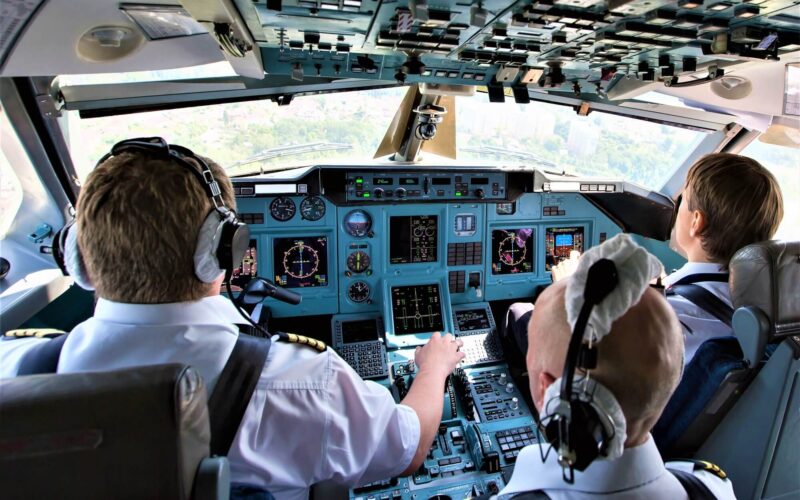 flight_crew_in_a_flightdeck.jpg