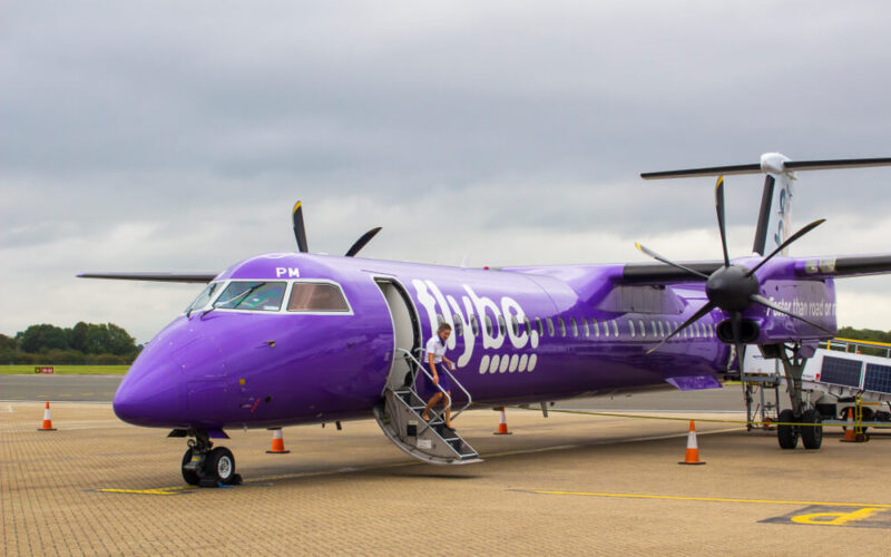 flybe_de_havilland_canada_dash_8_q400_turboprop_at_southampton_airport.jpg