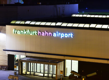 frankfurt_hahn_airport_building_seen_at_night.jpg