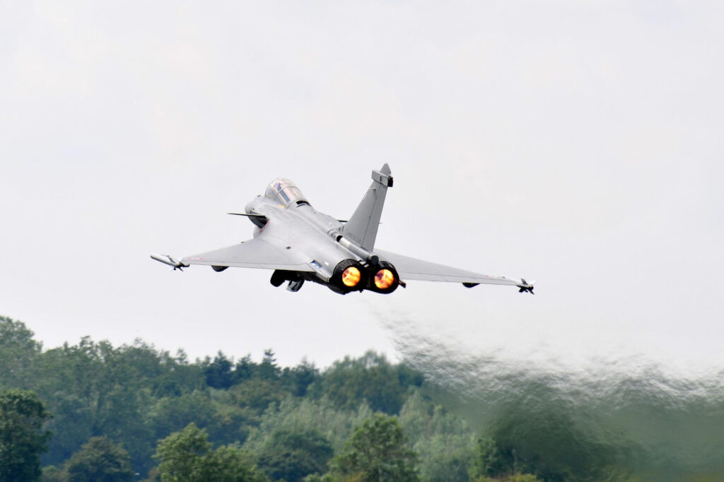 french_air_force_rafale_fighter_taking_off.jpg