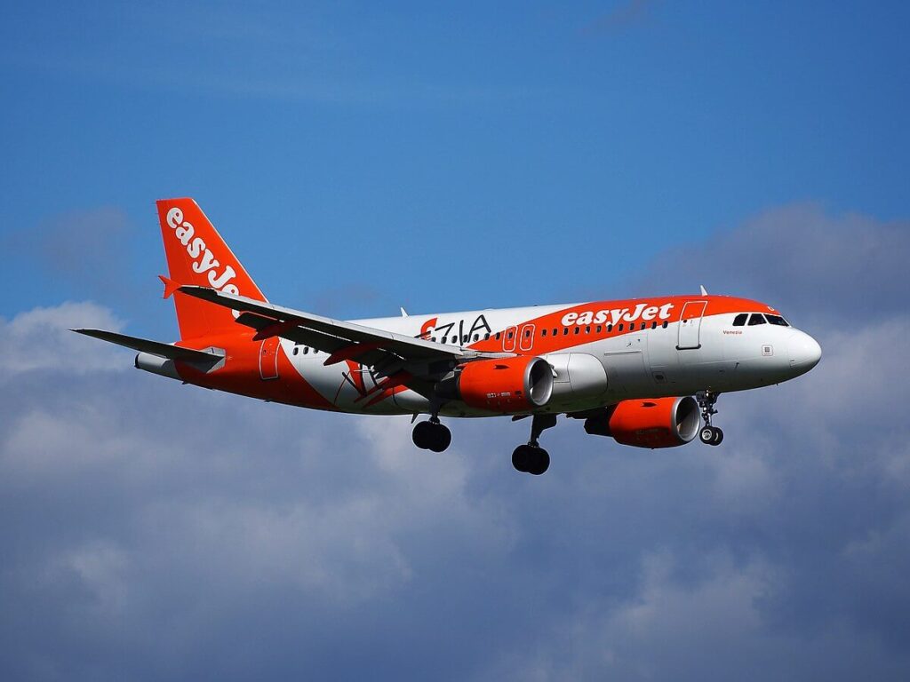 g-ezda_easyjet_airbus_a319-111_at_schiphol_ams_-_eham_the_netherlands_pic1-2.jpg