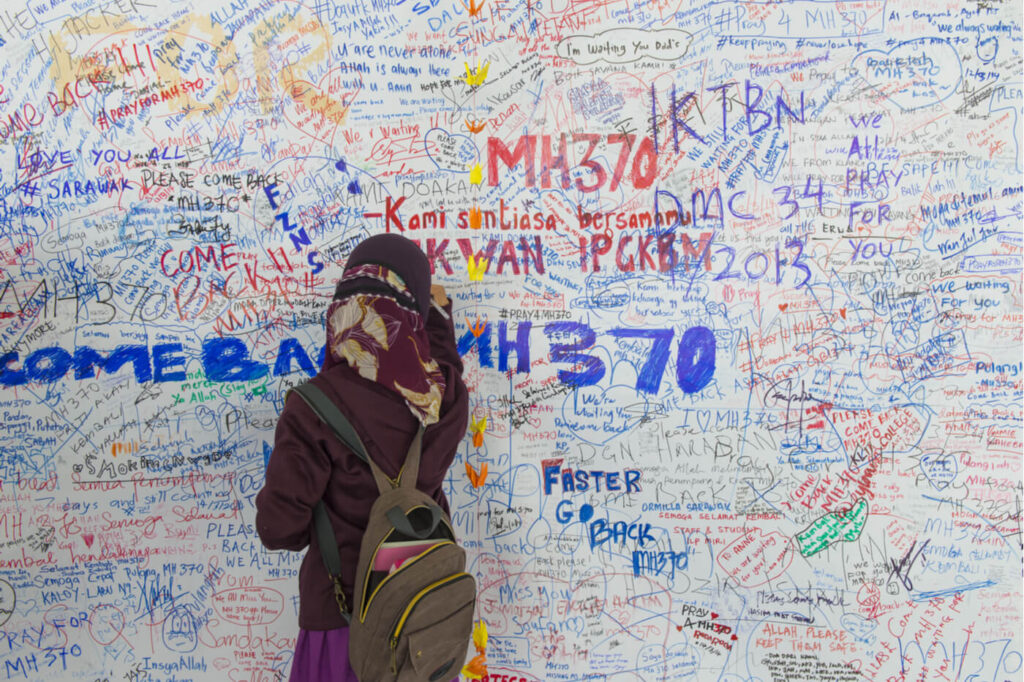 girl_writes_messages_for_malaysia_airlines_boeing_777_mh370-1.jpg