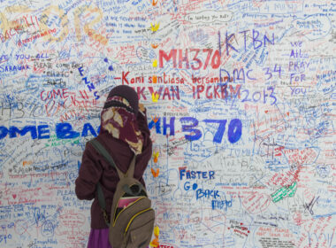 girl_writes_messages_for_malaysia_airlines_boeing_777_mh370-1.jpg