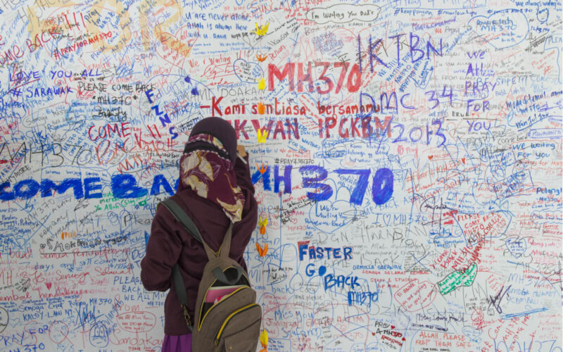 girl_writes_messages_for_malaysia_airlines_boeing_777_mh370-1.jpg