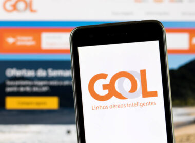 gol_airlines_logo_on_smartphone_with_white_background-1.jpg