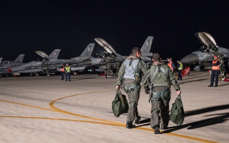 greek_air_force_f-16_pilots.jpg