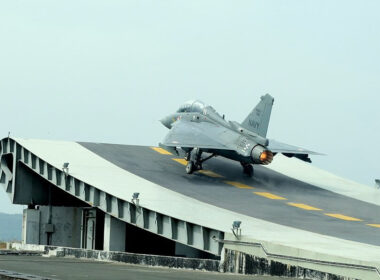 hal-tejas-india-landing-arrested.jpg