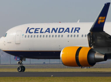 icelandair_boeing_767_landing_in_amsterdam_schiphol_airport.jpg