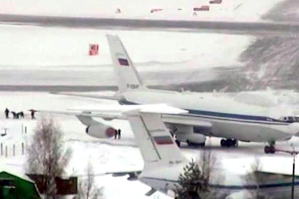 ilyushin_il-80_broken_into.jpg