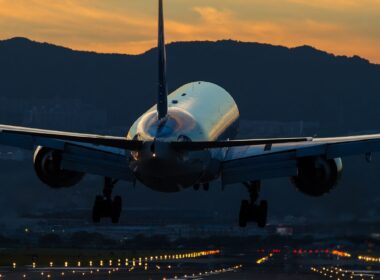 jal_boeing_777_landing.jpg