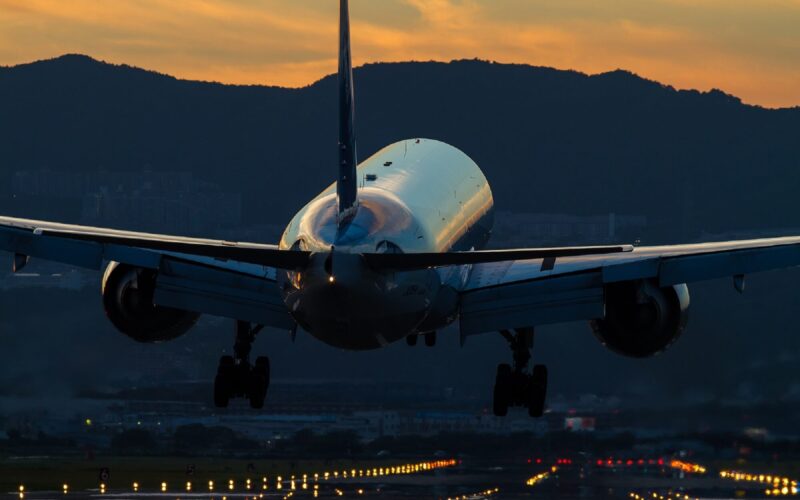 jal_boeing_777_landing.jpg