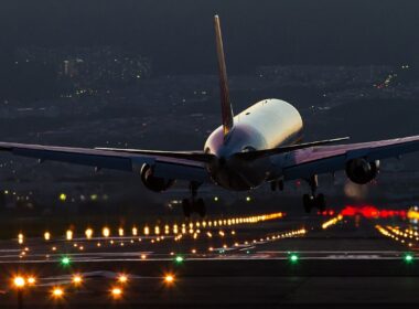 jal_night_landing_at_osaka_international_airport.jpg