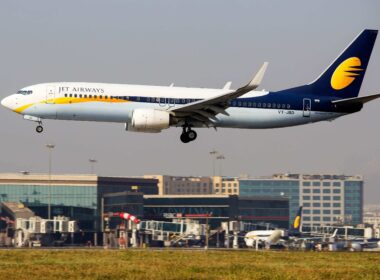 jet_airways_boeing_737-800_landing_in_mumbai.jpg