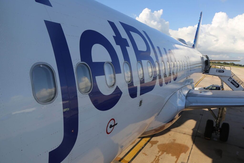 jet_blue_plane_on_tarmac_at_la_romana_international_airport.jpg