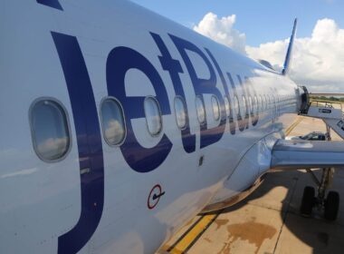 jet_blue_plane_on_tarmac_at_la_romana_international_airport.jpg