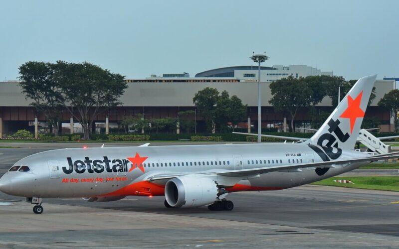 jetstar-airways-boeing-787-taxiing-in-singapore-changi-international-airport.jpg